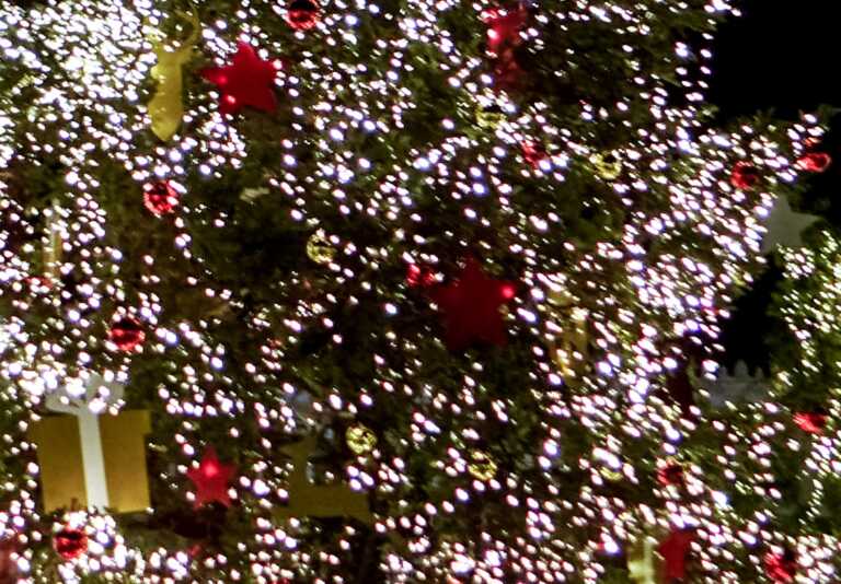 Ανάβει χριστουγεννιάτικο δέντρο - υπερπαραγωγή 13 μέτρων με 90.000 λαμπάκια σε πλατεία της Χαλκιδικής