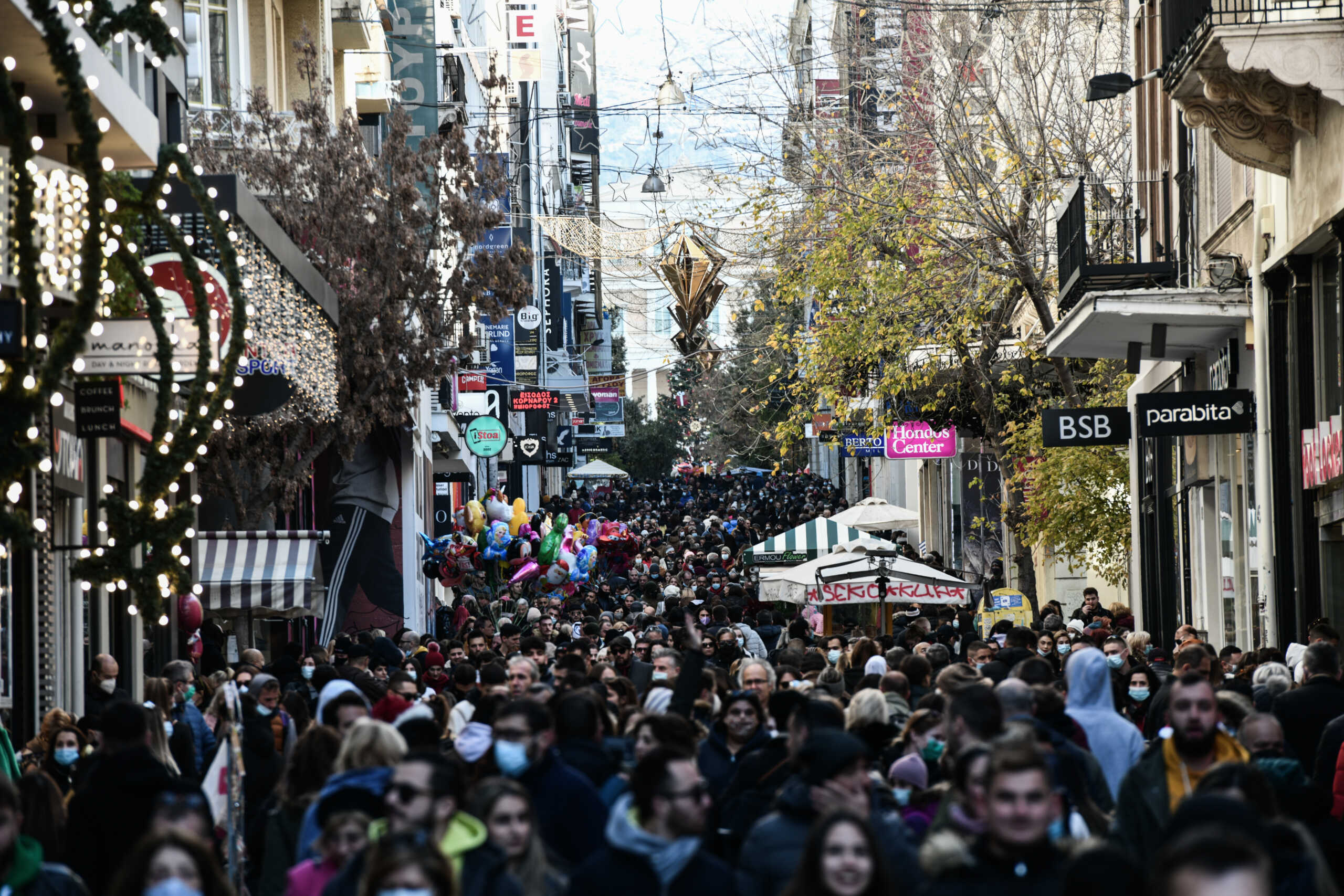 Στιγμιότυπο από την οδό Ερμού όπου οι καταναλωτές έσπευσαν να κάνουν τις χριστουγεννιάτικες αγορές τους καθώς τα εμπορικά καταστήματα είναι ανοιχτά  στο πλαίσιο του εορταστικού τους ωραρίου, Κυριακή 19 Δεκεμβρίου 2021. 
(ΤΑΤΙΑΝΑ ΜΠΟΛΑΡΗ