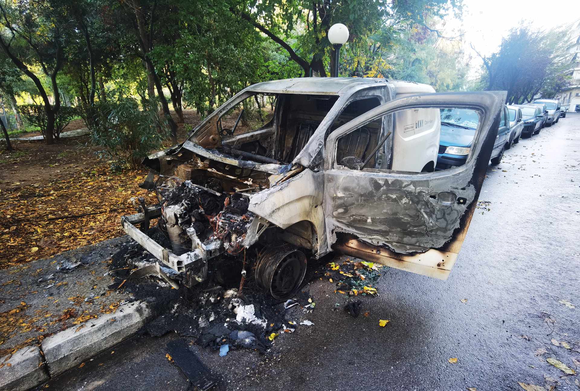 Καισαριανή: Καταδρομική επίθεση κουκουλοφόρων τα ξημερώματα – Έβαλαν φωτιές και έσπασαν τζαμαρίες