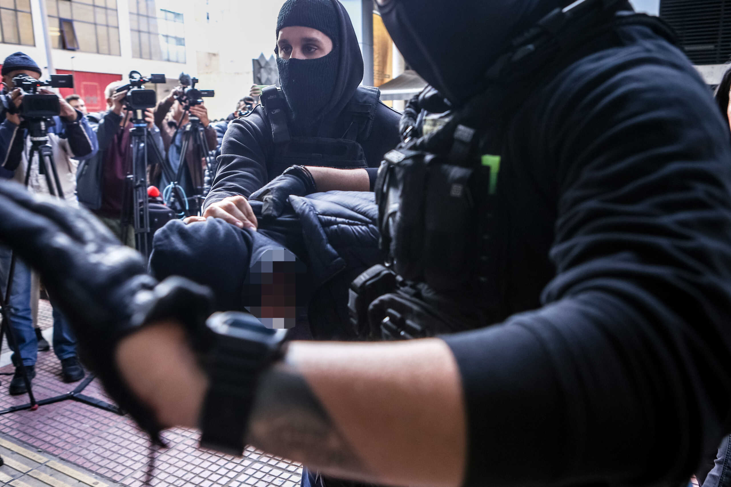 Ston Εισαγγελέα Πειραιά ο 18χρονος κατηγορούμενος για τη ναυτική φωτοβολίδα προς τον αστυνομικό στα επεισόδια  έξω από το κλειστό γήπεδο "Μελίνα Μερκούρη" στο Ρέντη κατά τη διάρκεια του αγώνα βόλεϊ Ολυμπιακού-Παναθηναϊκού. Δευτέρα 11 Δεκεμβρίου 2023  (ΒΑΣΙΛΗΣ ΡΕΜΠΑΠΗΣ