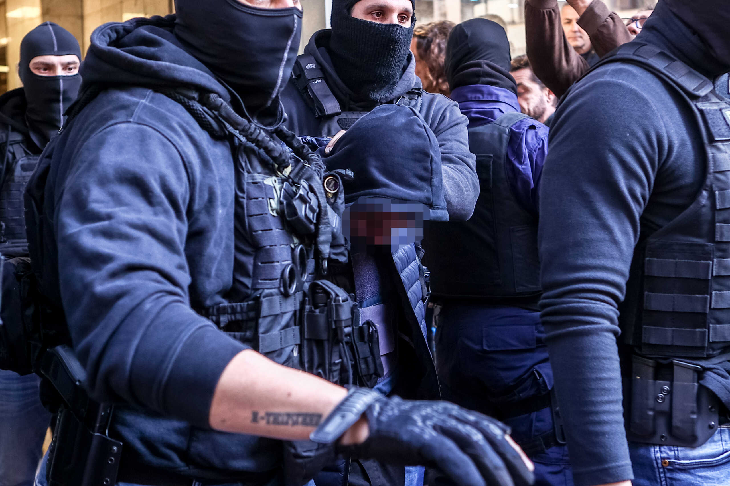 Ston Εισαγγελέα Πειραιά ο 18χρονος κατηγορούμενος για τη ναυτική φωτοβολίδα προς τον αστυνομικό στα επεισόδια  έξω από το κλειστό γήπεδο "Μελίνα Μερκούρη" στο Ρέντη κατά τη διάρκεια του αγώνα βόλεϊ Ολυμπιακού-Παναθηναϊκού. Δευτέρα 11 Δεκεμβρίου 2023  (ΒΑΣΙΛΗΣ ΡΕΜΠΑΠΗΣ