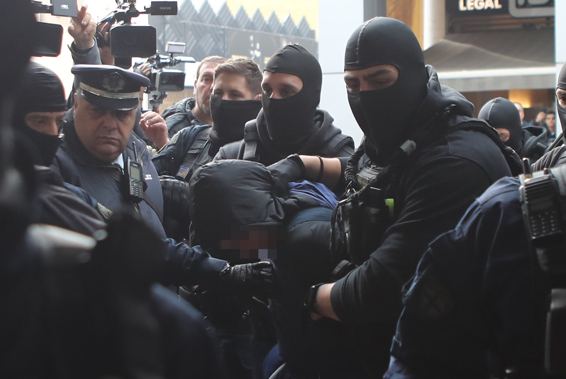 ΑΠΟΛΟΓΙΑ ΤΟΥ 18ΧΡΟΝΟΥ ΚΑΤΗΓΟΡΟΥΜΕΝΟΥ ΓΙΑ ΤΗ ΡΙΨΗ ΤΗΣ ΝΑΥΤΙΚΗΣ ΦΩΤΟΒΟΛΙΔΑΣ ΣΤΟΝ ΑΣΤΥΝΟΜΙΚΟ ΣΤΑ ΕΠΕΙΣΟΔΙΑ ΕΞΩ ΑΠΟ ΤΟ ΚΛΕΙΣΤΟ ΤΟΥ ΒΟΛΕΪ ΣΤΟ ΡΕΝΤΗ