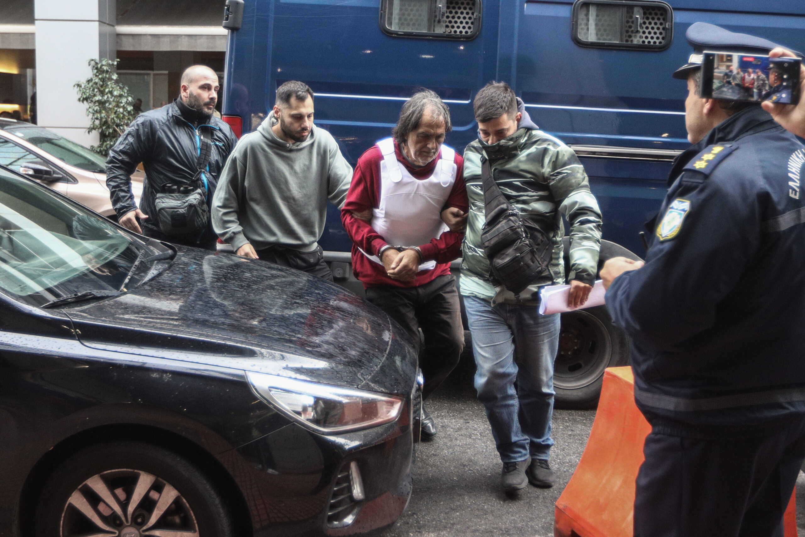 Απολογία στον εισαγγελέα του Πειραιά του 71χρονου που συνελήφθη για την δολοφονία 43χρονης γυναίκας στην Σαλαμίνα, Τετάρτη 6 Δεκεμβρίου 2023. 
(ΓΙΑΝΝΗΣ ΠΑΝΑΓΟΠΟΥΛΟΣ