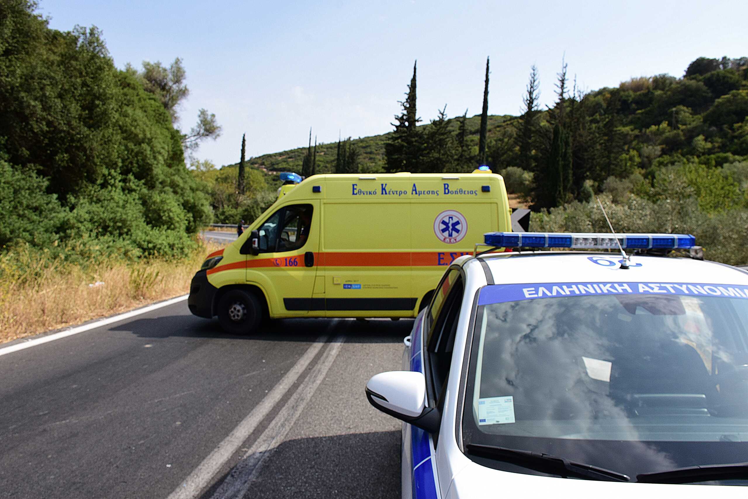 Κόρινθος: Σύγκρουση λεωφορείου με αυτοκίνητο στη διασταύρωση με το Λουτράκι