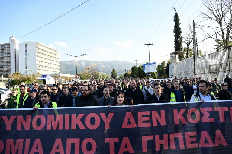 Χιλιάδες αστυνομικοί έξω από το Υπουργείο Προστασίας του Πολίτη