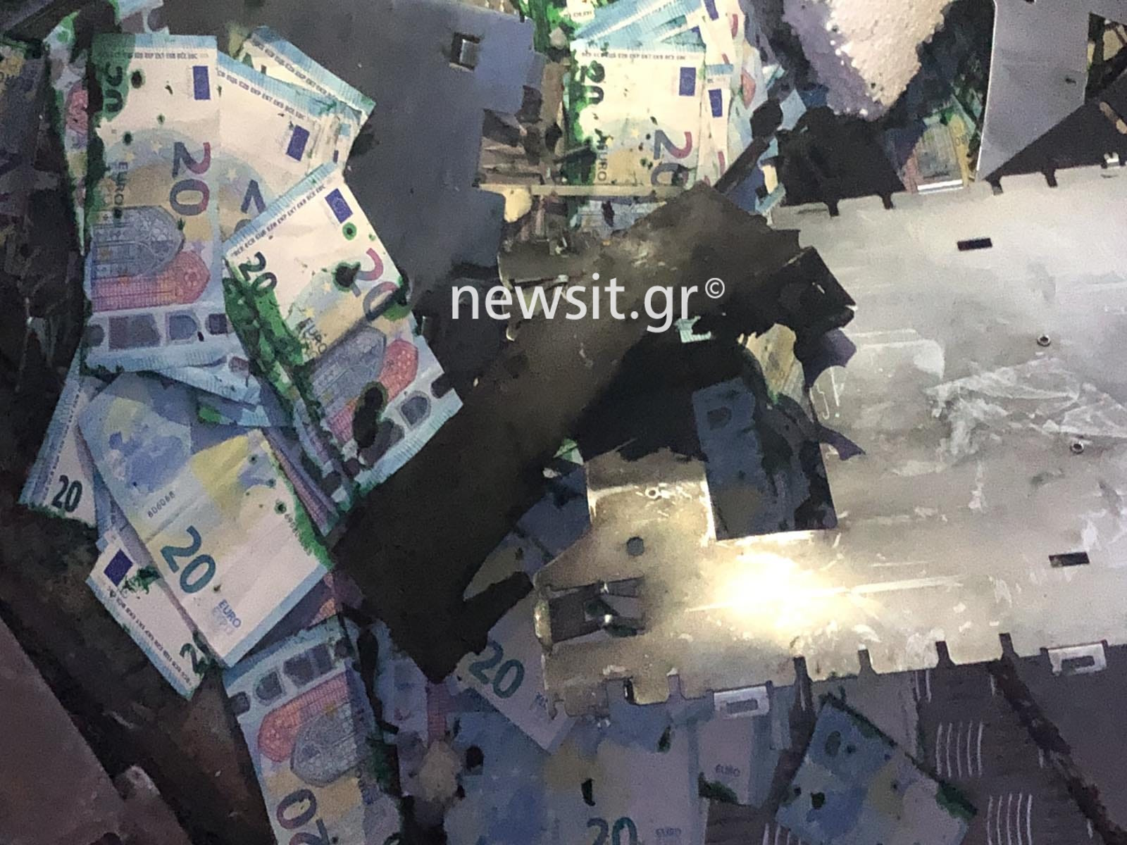 Φθιώτιδα: Ατύχησαν οι κλέφτες που ανατίναξαν το ATM στο Μαρτίνο – Τα λεφτά είχαν μπογιά
