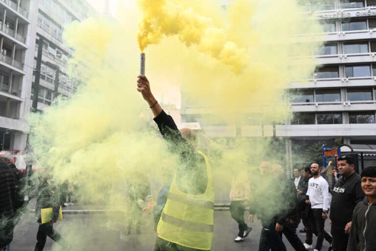 Μαζικό το συλλαλητήριο των ελεύθερων επαγγελματιών ενάντια στο φορολογικό νομοσχέδιο – Άνοιξε το κέντρο της Αθήνας
