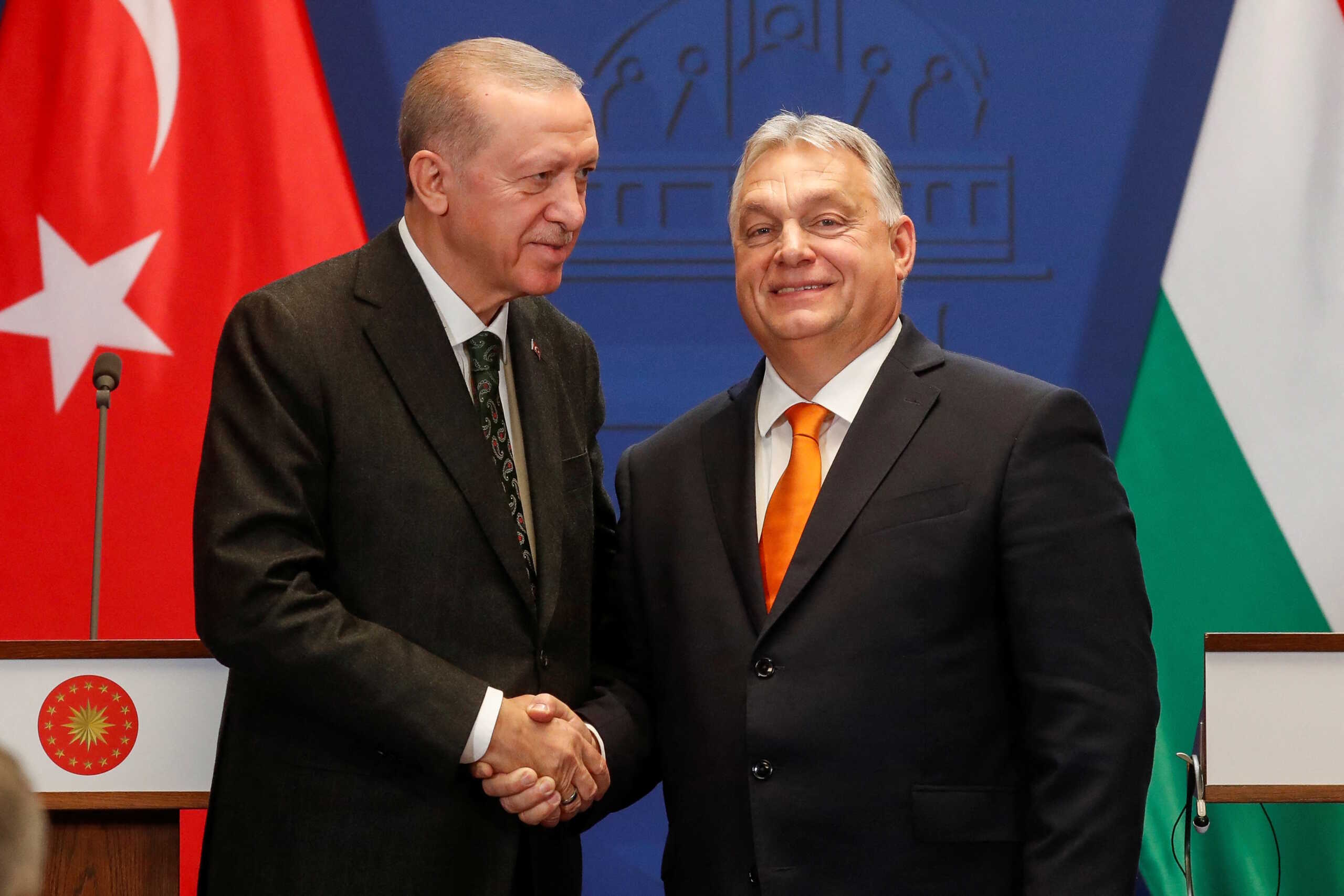 Όρμπαν – Ερντογάν: Ο Ούγγρος πρωθυπουργός τον υποδέχτηκε με επιβήτορα και ο Τούρκος πρόεδρος ανταπέδωσε με «435 άλογα»