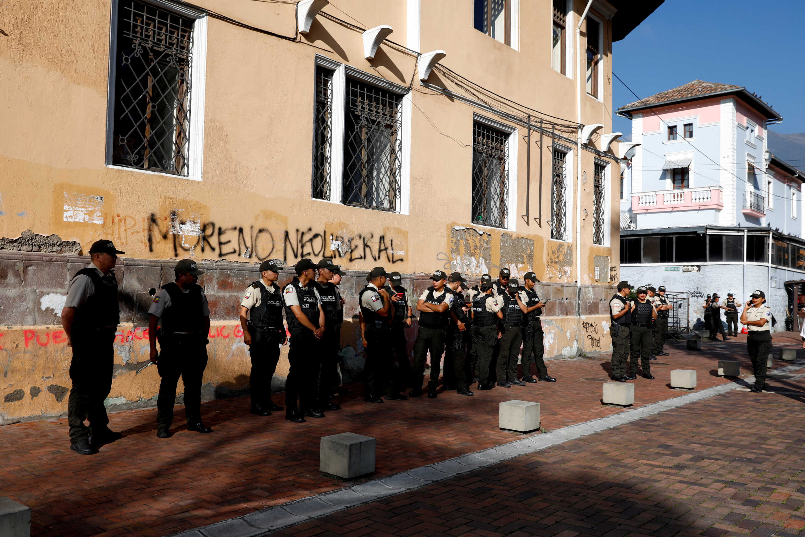Police members stand guard, on the day lawmakers hold the first session since President Guillermo Lasso dissolved the assembly, to elect a new head of the legislature, in Quito, Ecuador November 17, 2023. REUTERS
