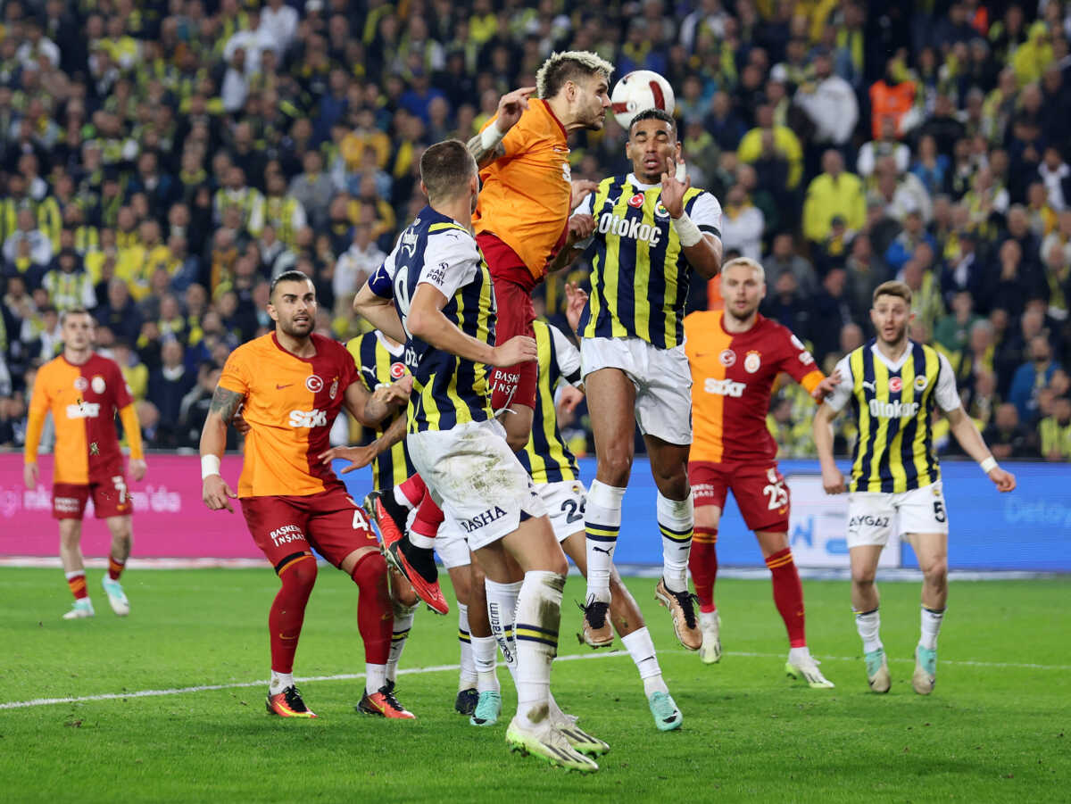 Soccer Football - Super Lig - Fenerbahce v Galatasaray - Sukru Saracoglu Stadium, Istanbul, Turkey - December 24, 2023 Galatasaray's Mauro Icardi in action with Fenerbahce's Alexander Djiku REUTERS