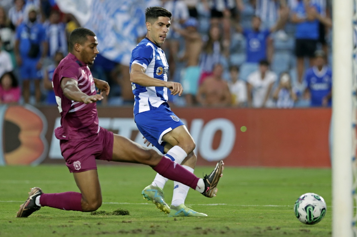epa10762893 FC Porto's Fran Navarro (R) scores a goal during the friendly soccer match FC Porto vs Cardiff held at Algarve Sadium, Faro, Portugal, 22 July 2023.  EPA