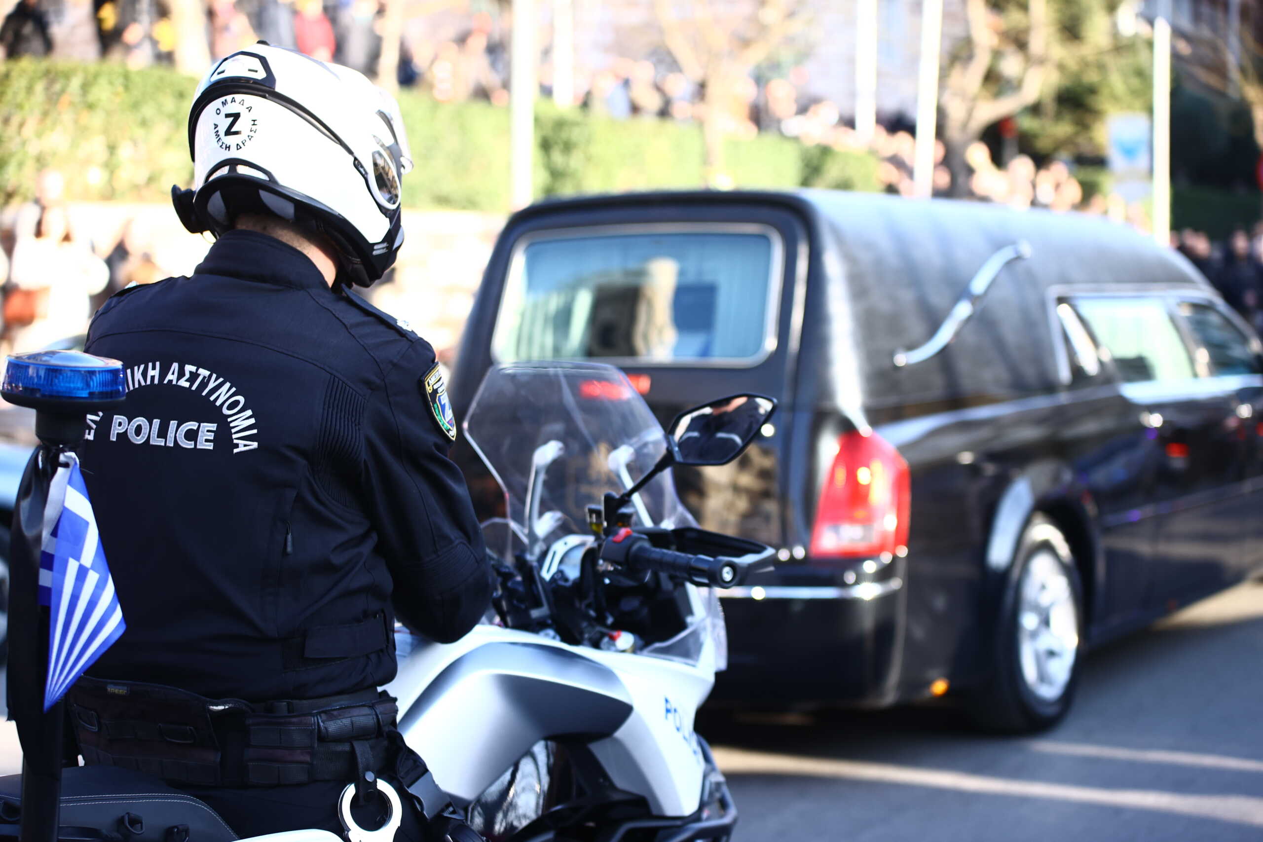 Εξόδιος ακολουθία του 31χρονου αστυνομικού Γιώργου Λυγγερίδη, στον Ιερό Ναό Αγίου Δημητρίου στη Θεσσαλονίκη, παρουσία του πρωθυπουργού Κυριάκου Μητσοτάκη, Παρασκευή 29 Δεκεμβρίου 2023. Ο 31χρονος αστυνομικός είχε χτυπηθεί από φωτοβολίδα κατά τη διάρκεια επεισοδίων, έξω από το κλειστό γυμναστήριο "Μελίνα Μερκούρη" στου Ρέντη, την ώρα που διεξαγόταν ο αγώνας βόλεϊ μεταξύ Ολυμπιακού και Παναθηναϊκού. 
(ΡΑΦΑΗΛ ΓΕΩΡΓΙΑΔΗΣ