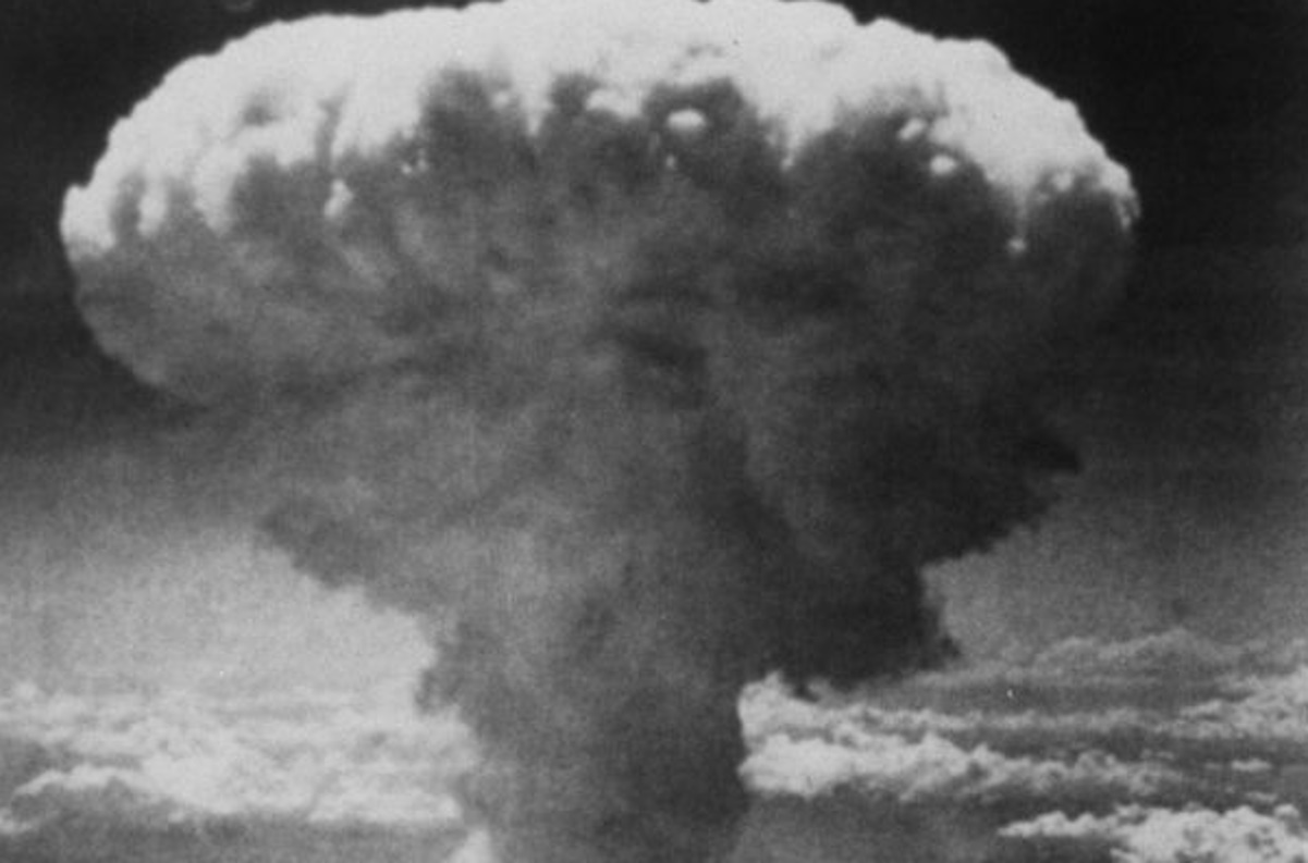 UK OUT NO SALES NO ARCHIVES NO INTERNET NO MAGS
PAP50 - 20000521 - HIROSHIMA, JAPAN : (FILES) Dated 1945 of the mushroom cloud created by the explosion of an atomic bomb dropped on the Japanese city of Hiroshima. Ministers, diplomats and disarmament campaigners welcomed a new pledge by five major powers to destroy their arsenals of nuclear weapons Sunday 21 May 2000. At a meeting at the United Nations the five major nuclear powers, which include the UK, made a commitment to eliminate nuclear weapons - although no timetable was decided. EPA PHOTO