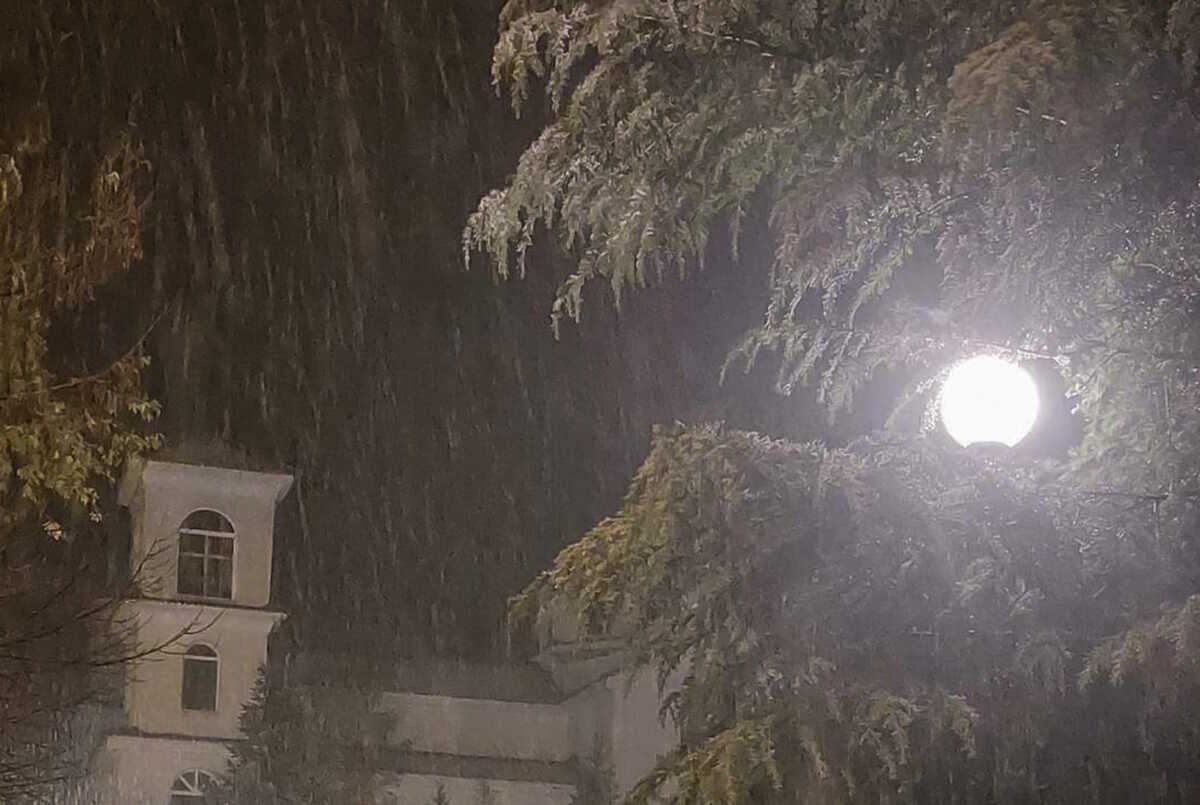 Χιονόπτωση στην Πτολεμαΐδα του νομού Κοζάνης τα ξημερώματα της Κυριακής 26 Νοεμβρίου 2023.
(EUROKINISSI)