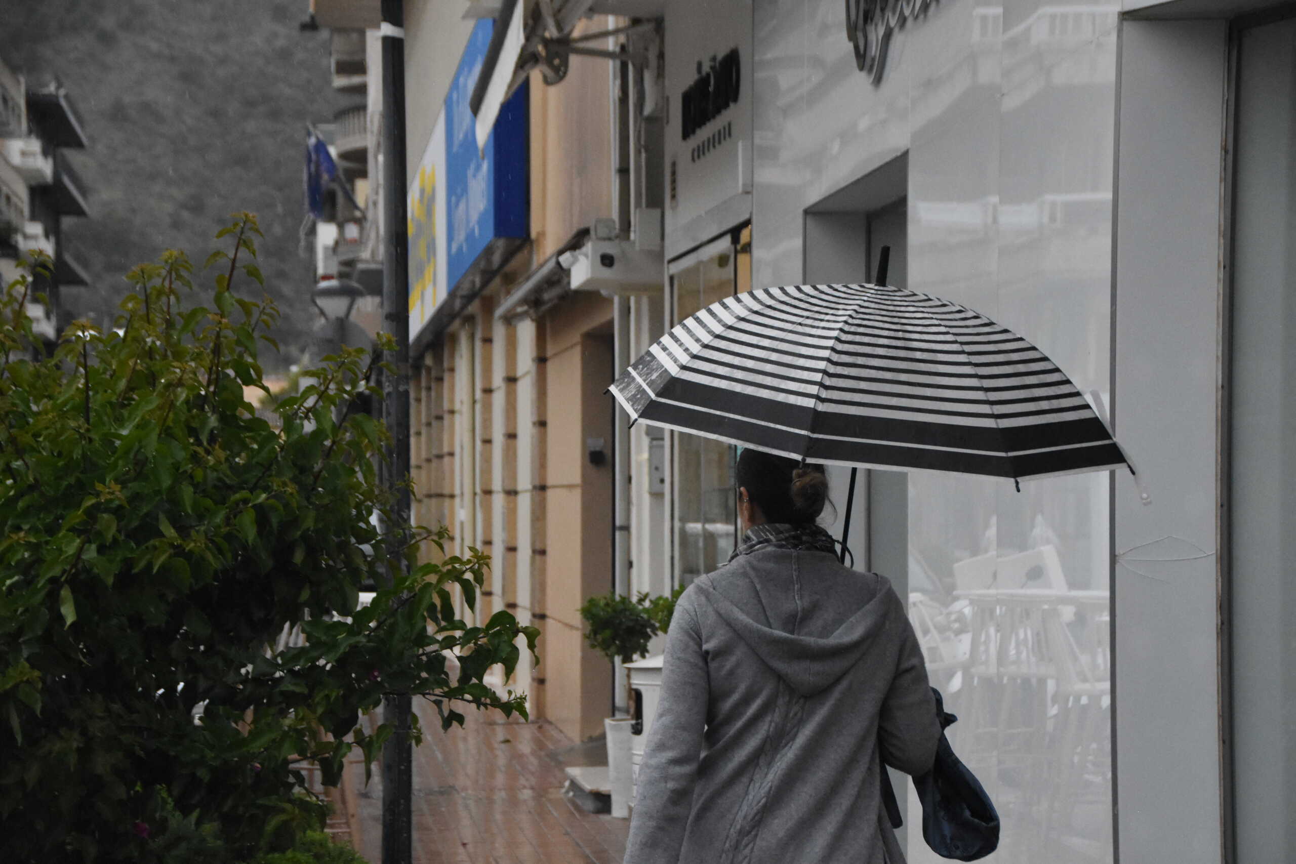 Καιρός: Πτώση της θερμοκρασίας μέχρι και 6 βαθμών Κελσίου – Οι περιοχές με βροχές και καταιγίδες