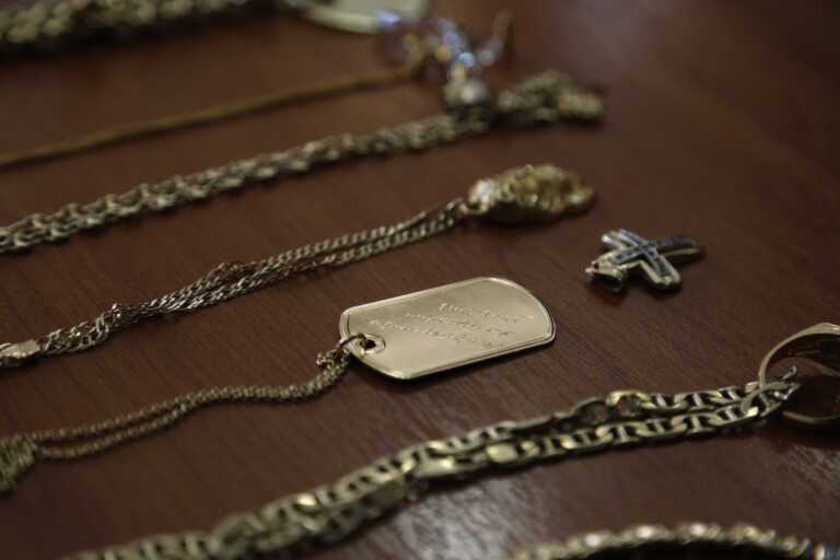 «Έγδυσαν» σπίτι ιερέα στα Ψαχνά - Του άρπαξαν χρυσαφικά και χρήματα
