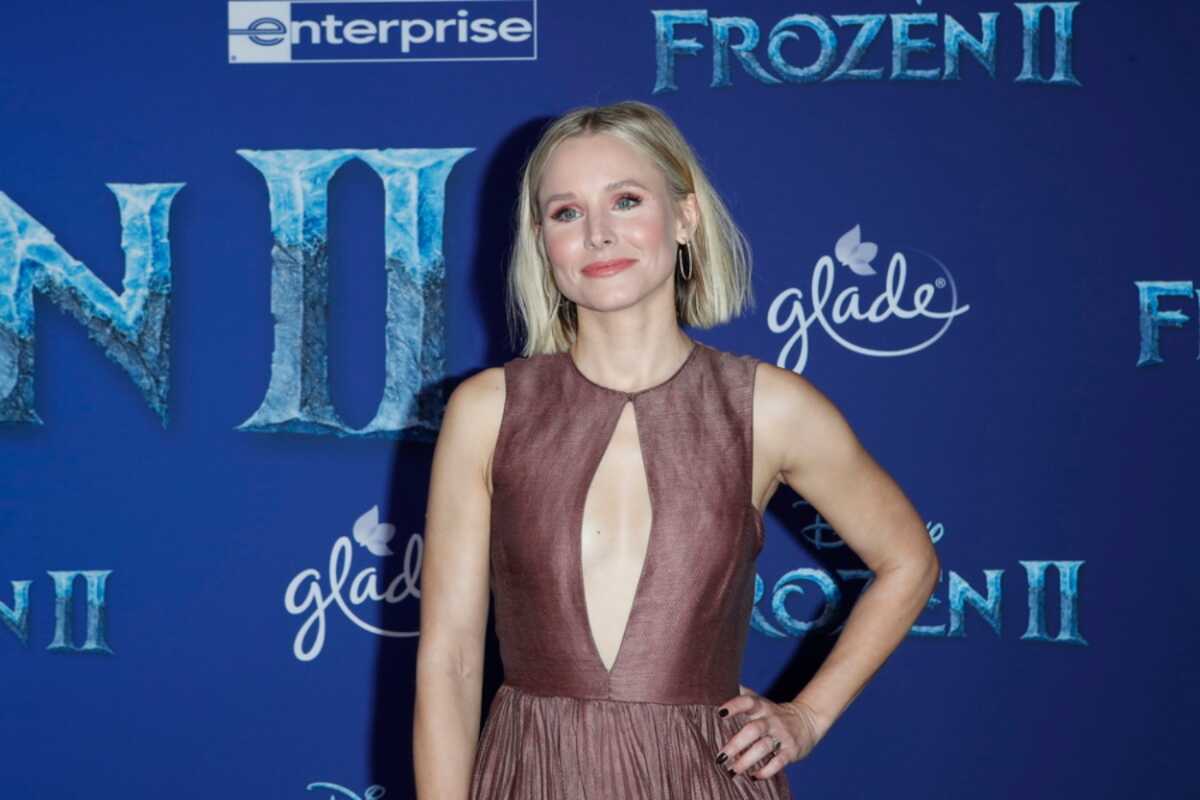 Kristen Bell: Αποφάσισε να τιμήσει τον συνθέτη Κρίστοφερ Μπεκ ερμηνεύοντας τραγούδι από το «Frozen»