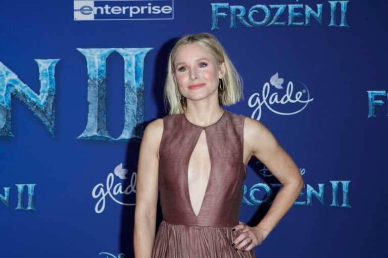 Η Kristen Bell αποφάσισε να τιμήσει τον συνθέτη Κρίστοφερ Μπεκ ερμηνεύοντας τραγούδι από το «Frozen»