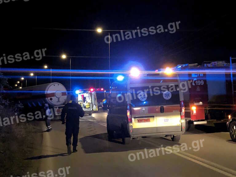 Ένας νεκρός σε μετωπική βυτιοφόρου με αυτοκίνητο στη Λάρισα - Βίντεο από το σημείο