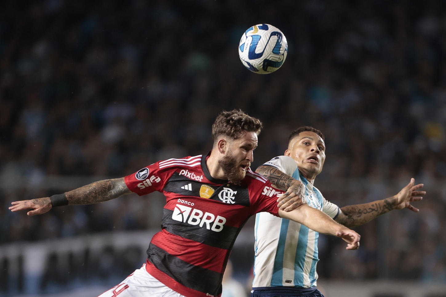 epa10609545 Paolo Guerrero (R) of Racing vies for the ball with Leo Pereira of Flamengo during a Copa Libertadores group stage soccer match at Presidente Peron stadium in Avellaneda, Argentina, 04 May 2023.  EPA