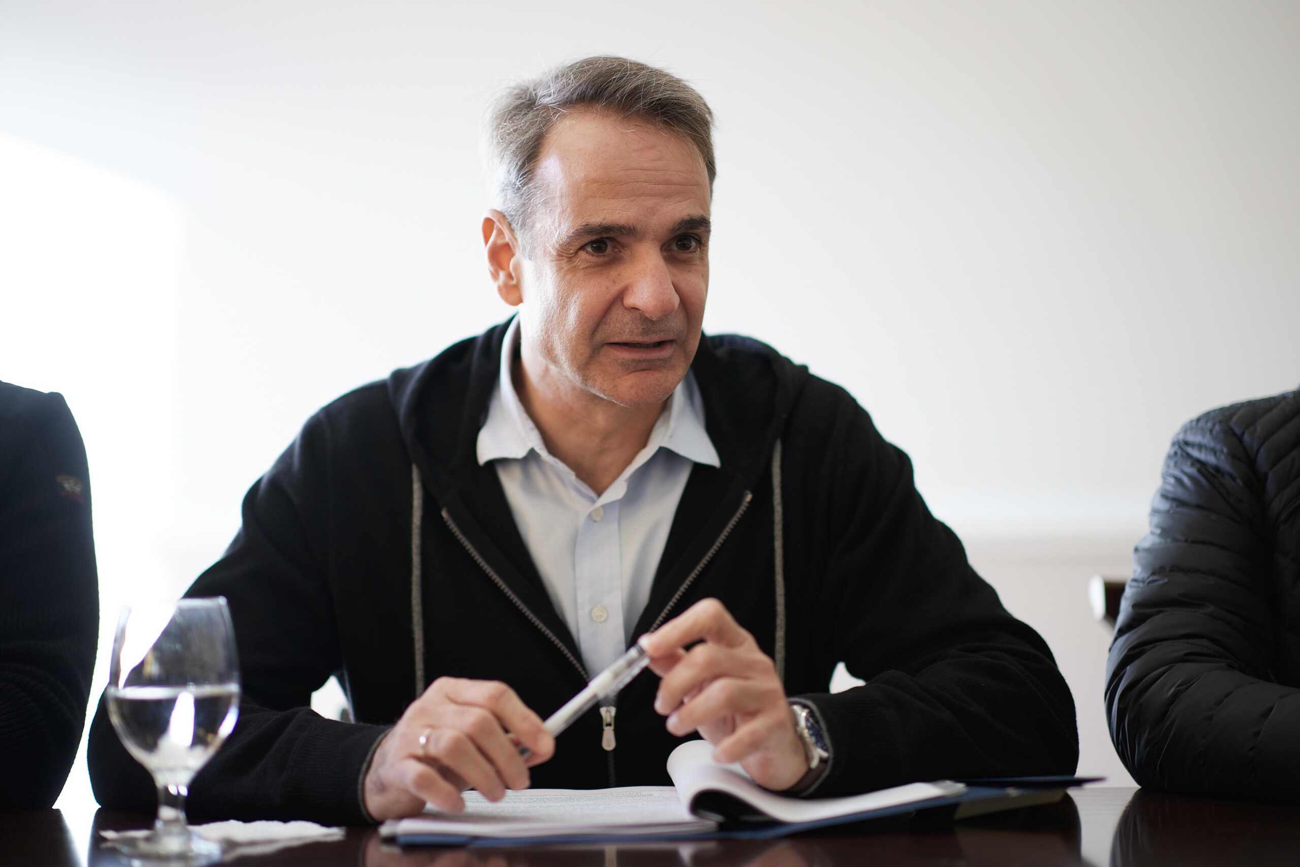Επίσκεψη του Πρωθυπουργού Κυριάκου Μητσοτάκη στην Θεσσαλίας, Παρασκευή 8 Δεκεμβρίου 2023. Ο Πρωθυπουργός είχε συνάντηση με Δημάρχους και Προέδρους Κοινοτήτων των παρακάρλιων περιοχών, στην έδρα της Περιφέρειας. Στη συνέχεια, ο Κυριάκος Μητσοτάκης παραβρέθηκε και μίλησε στα εγκαίνια του έργου ύδρευσης της ανατολικής πλευράς της Π.Ε. Καρδίτσας από τη Λίμνη Σμοκόβου και επισκέφθηκε τη Μεταμόρφωση Καρδίτσας.
(ΔΗΜΗΤΡΗΣ ΠΑΠΑΜΗΤΣΟΣ