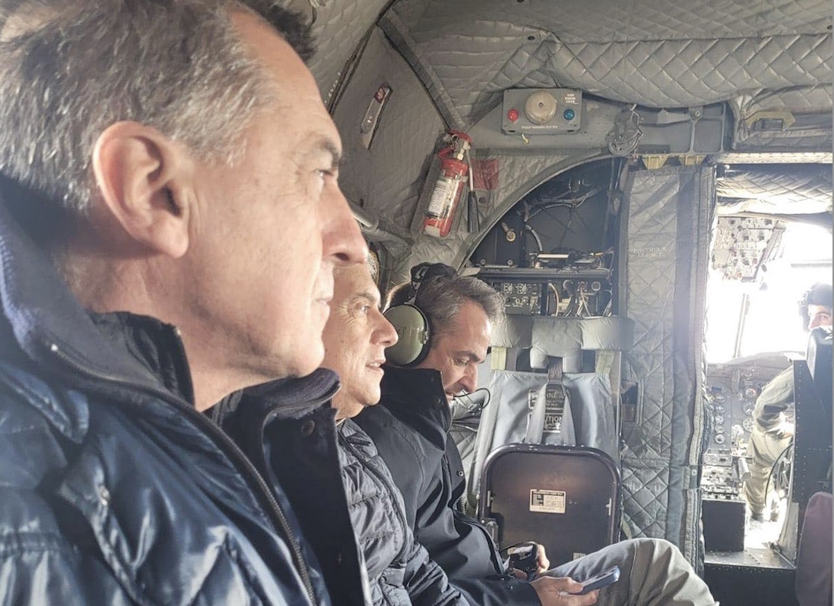 Μητσοτάκης, Αγοραστός, Κουρέτας μαζί σε στρατιωτικό αεροσκάφος – Φωτογραφία με ειδικό πολιτικό βάρος
