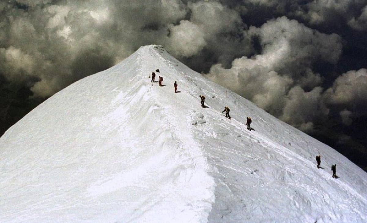 CHA02 - 20010801 - CHAMONIX, FRANCE : (FILES) Photo dated in August 2001 of the Mont Blanc. Europe's highest mountain Mont Blanc is more than three meters higher than previously thought, the results of a new satellite survey revealed 10 October 2001. Till now put at 4,807 meters, the height has been increased to 4,810 meters and 40 centimeters, and the change will be incorporated an official maps. EPA PHOTO AFPI