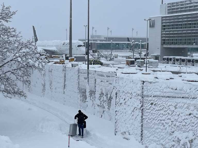 «Κοιμόμαστε στο πάτωμα και στα παγκάκια χωρίς νερό και τροφή» λένε Έλληνες επιβάτες εγκλωβισμένοι στο αεροδρόμιο του Μονάχου