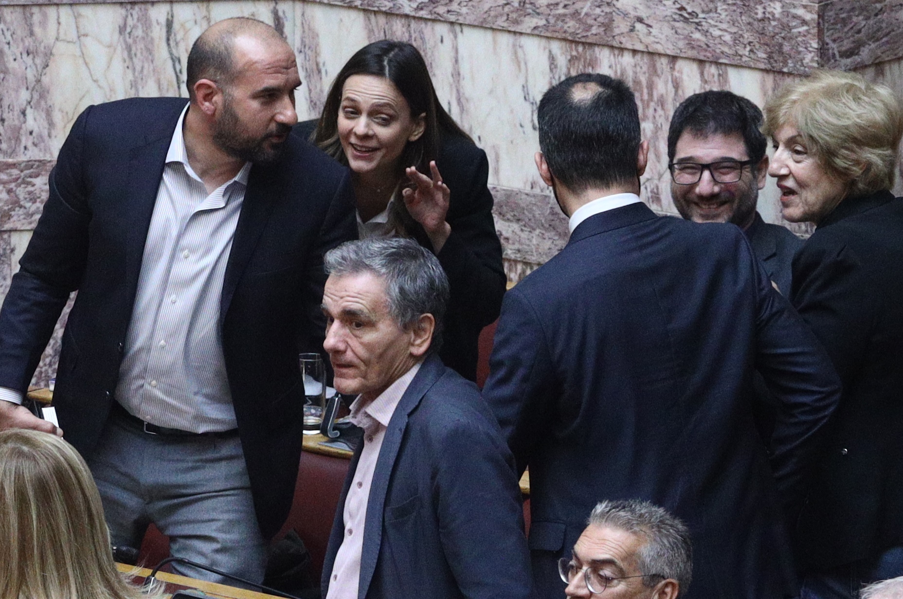 Προϋπολογισμός 2024: Η Νέα Αριστερά στα έδρανα της Βουλής – Χαμόγελα και κουβεντούλα