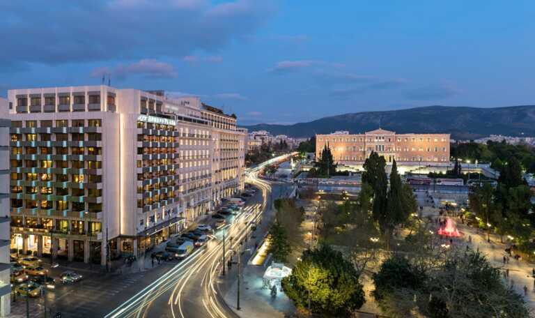 NJV Athens Plaza: Επενδύσεις 2,5 εκατ. ευρώ στο ιστορικό ξενοδοχείο Συντάγματος – Τα νέα «πράσινα» σχέδια