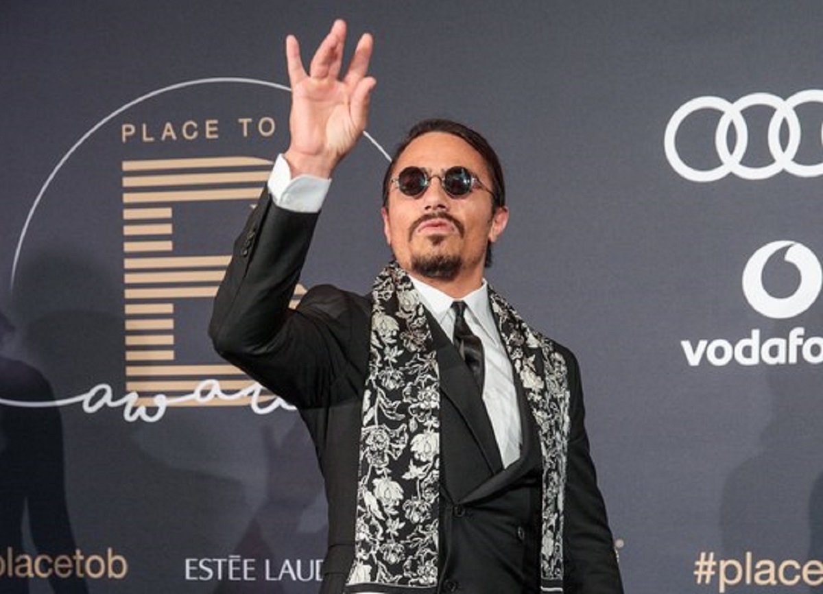 epaselect epa06351314 Turkish chef Nusret Goekce, a.k.a. Salt Bae, arrives for the Place To B Award 2017 at Axel Springer SE in Berlin, Germany, 25 November 2017. The award is for the most important social media celebrities, bloggers and YouTube creators.  EPA