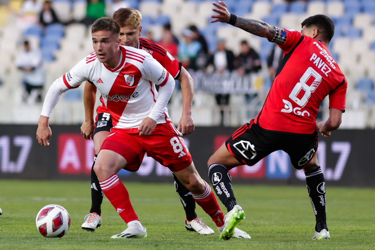 epa10977389 Agustin Palavecino (L) of River Plate vies for the ball with Esteban Pavez (R) of Colo-Colo during the international friendly soccer match between River Plate and Colo-Colo in Concepcion, Chile, 15 November 2023.  EPA