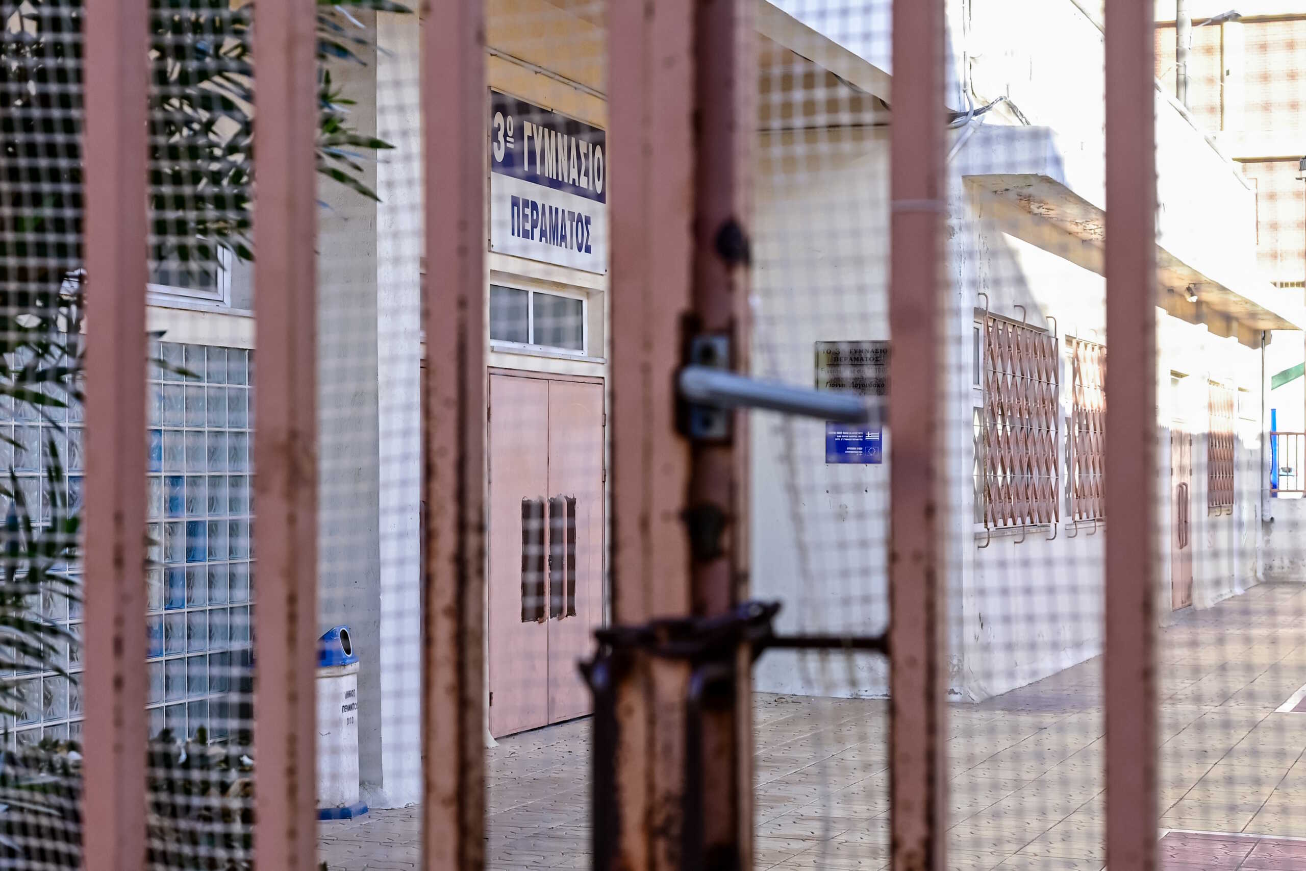 Πτώση 14χρονης μαθήτριας από μπαλκόνι του τρίτου ορόφου, στο 3ο Γυμνάσιο Περάματος, Παρασκευή 1 Δεκεμβρίου 2023. 
(ΜΙΧΑΛΗΣ ΚΑΡΑΓΙΑΝΝΗΣ
