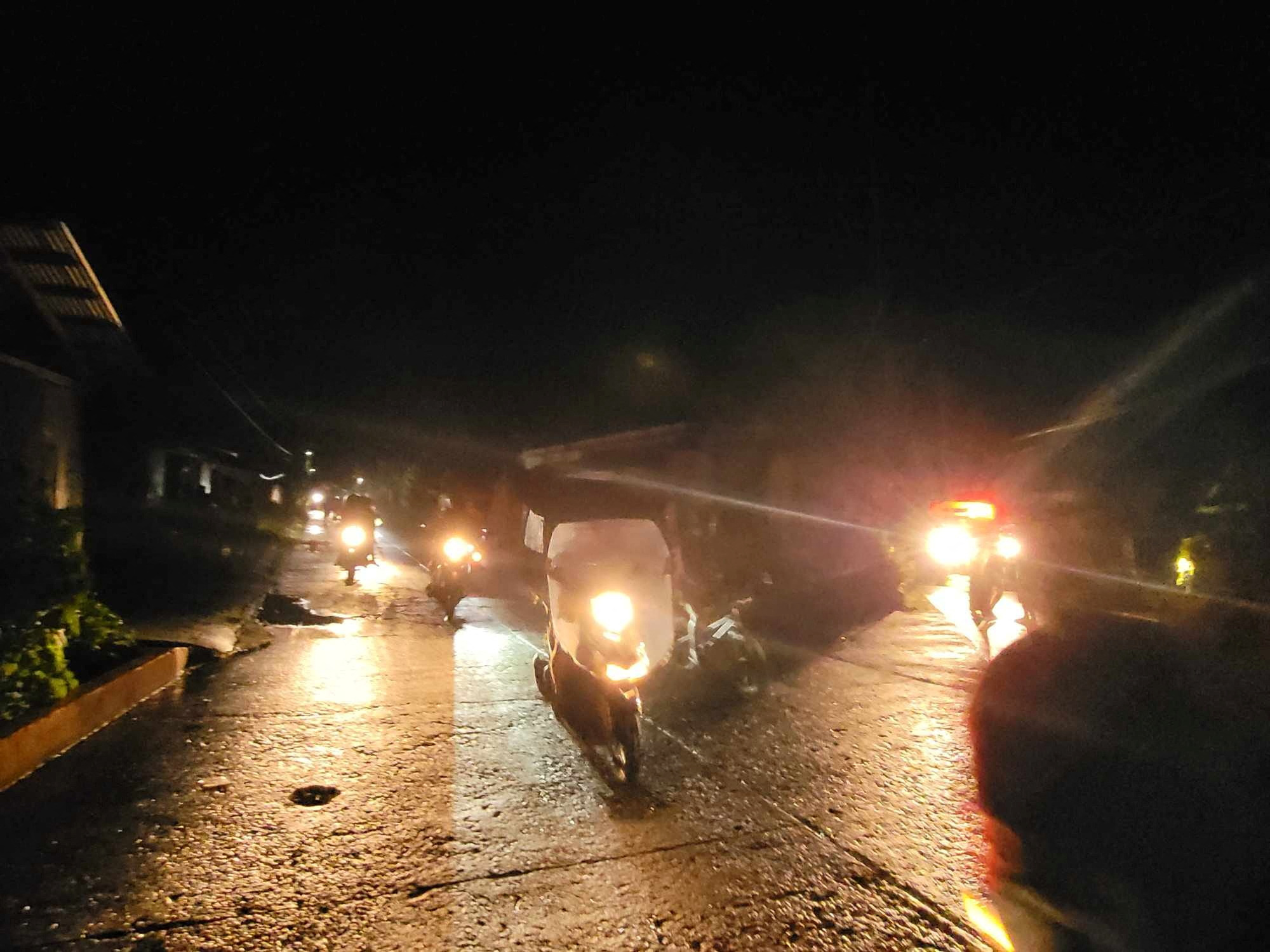 People evacuate following an earthquake, in Hinatuan, Surigao del Sur, Philippines December 2, 2023. Hinatuan LGU