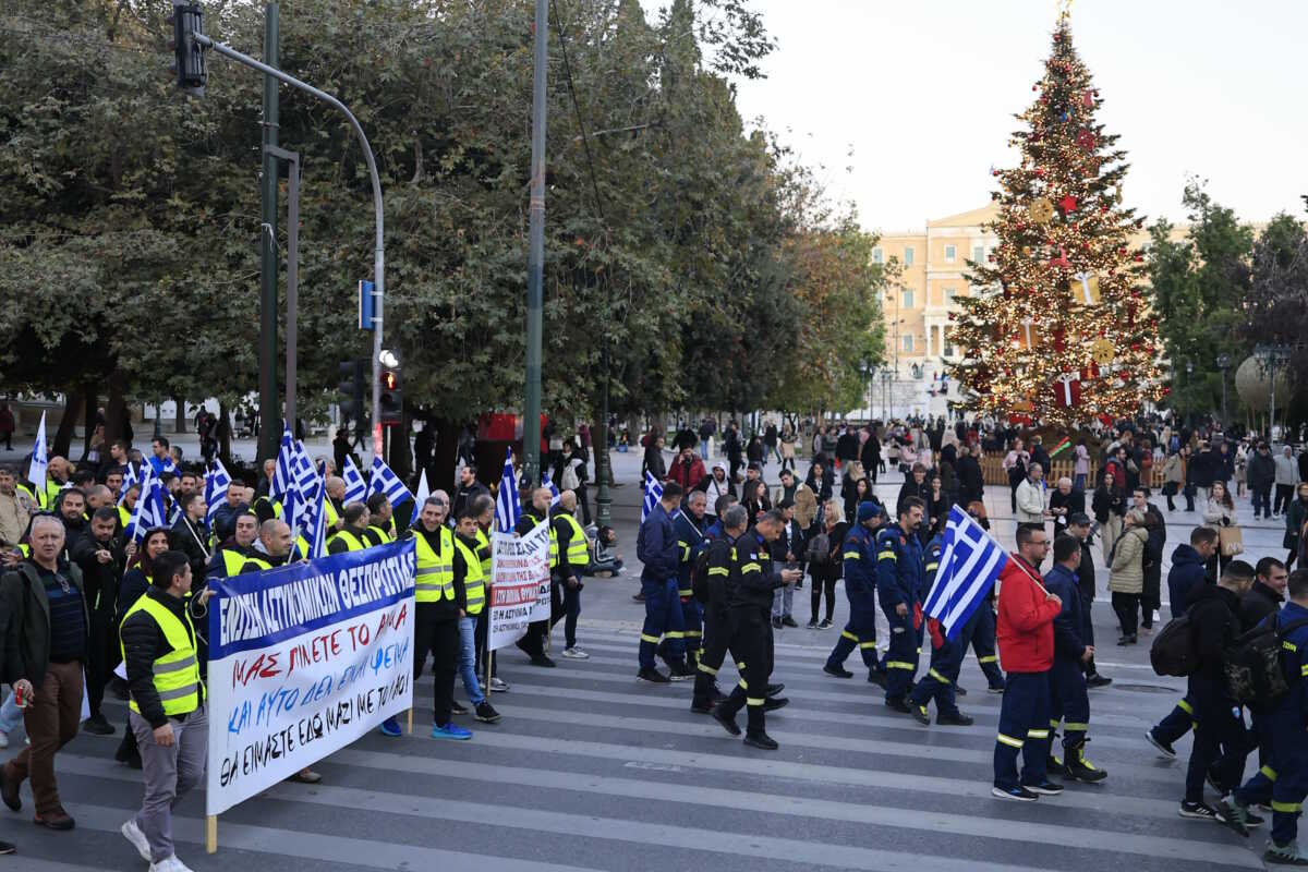 Πανελλαδική συγκέντρωση διαμαρτυρίας από τις Ομοσπονδίες των Αστυνομικών, των Πυροσβεστών, των Λιμενικών και των Στρατιωτικών της χώρας, στην Παλαιά Βουλή, στην Αθήνα, Δευτέρα 18 Δεκεμβρίου 2023. Οι Ομοσπονδίες των ενστόλων διαμαρτύρονται για την στάση της Κυβέρνησης, να μην θεσμοθετεί την επικινδυνότητα της εργασίας.
(ΓΙΩΡΓΟΣ ΚΟΝΤΑΡΙΝΗΣ