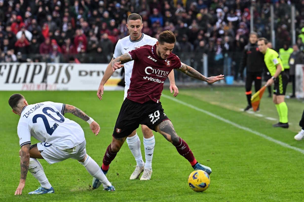 epa10994424 Salernitana’s Pasquale Mazzocchi (R) and Lazio's Mattia Zaccagni (L) in action during the Italian Serie A soccer match US Salernitana vs SS Lazio in Salerno, Italy, 25 November 2023.  EPA