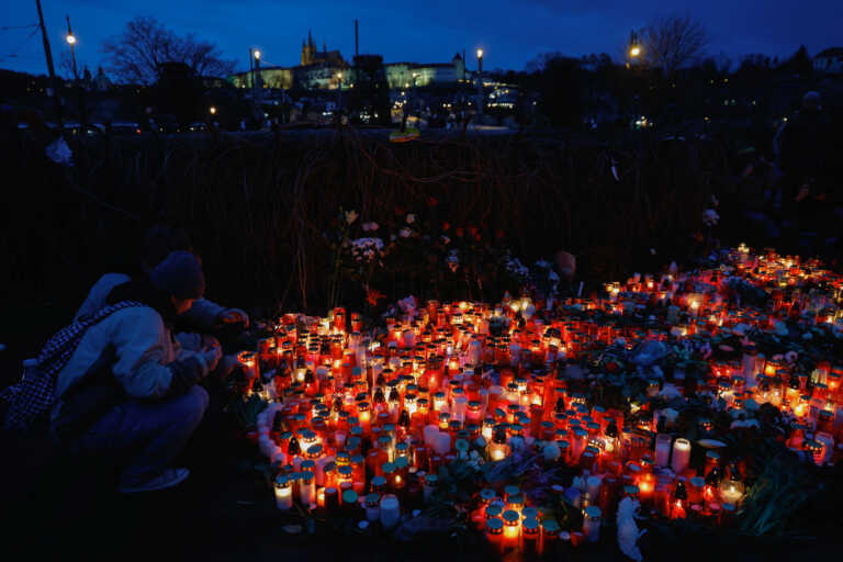 Τρόμος στην Πράγα μετά το λουτρό αίματος στο πανεπιστήμιο! Φόβοι για ασύλληπτη συνεργάτιδα και μιμητές του μακελάρη