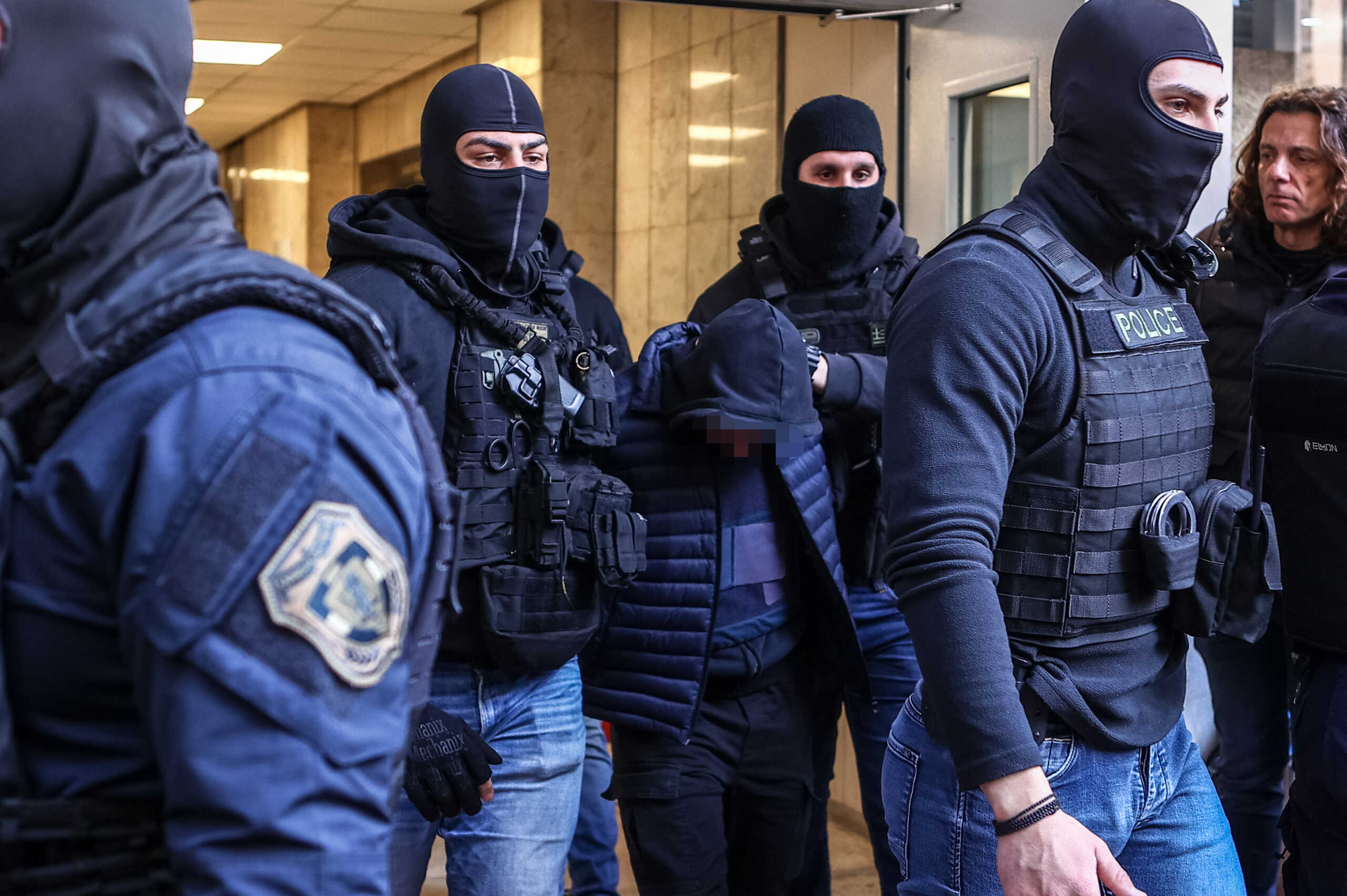 Ston Εισαγγελέα Πειραιά ο 18χρονος κατηγορούμενος για τη ναυτική φωτοβολίδα προς τον αστυνομικό στα επεισόδια  έξω από το κλειστό γήπεδο "Μελίνα Μερκούρη" στο Ρέντη κατά τη διάρκεια του αγώνα βόλεϊ Ολυμπιακού-Παναθηναϊκού. Δευτέρα 11 Δεκεμβρίου 2023  (ΒΑΣΙΛΗΣ ΡΕΜΠΑΠΗΣ