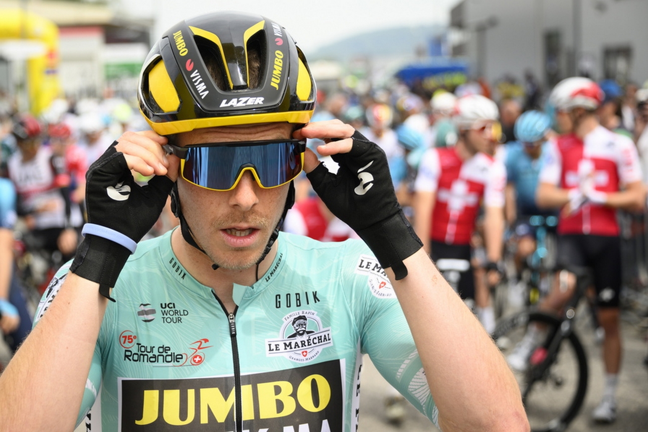 epa09916389 Australian rider Rohan Dennis of the Jumbo-Visma team wears the overall leader's green jersey before the third stage of the 75th Tour de Romandie UCI ProTour cycling race over 165km around Valbroye, Switzerland, 29 April 2022.  EPA