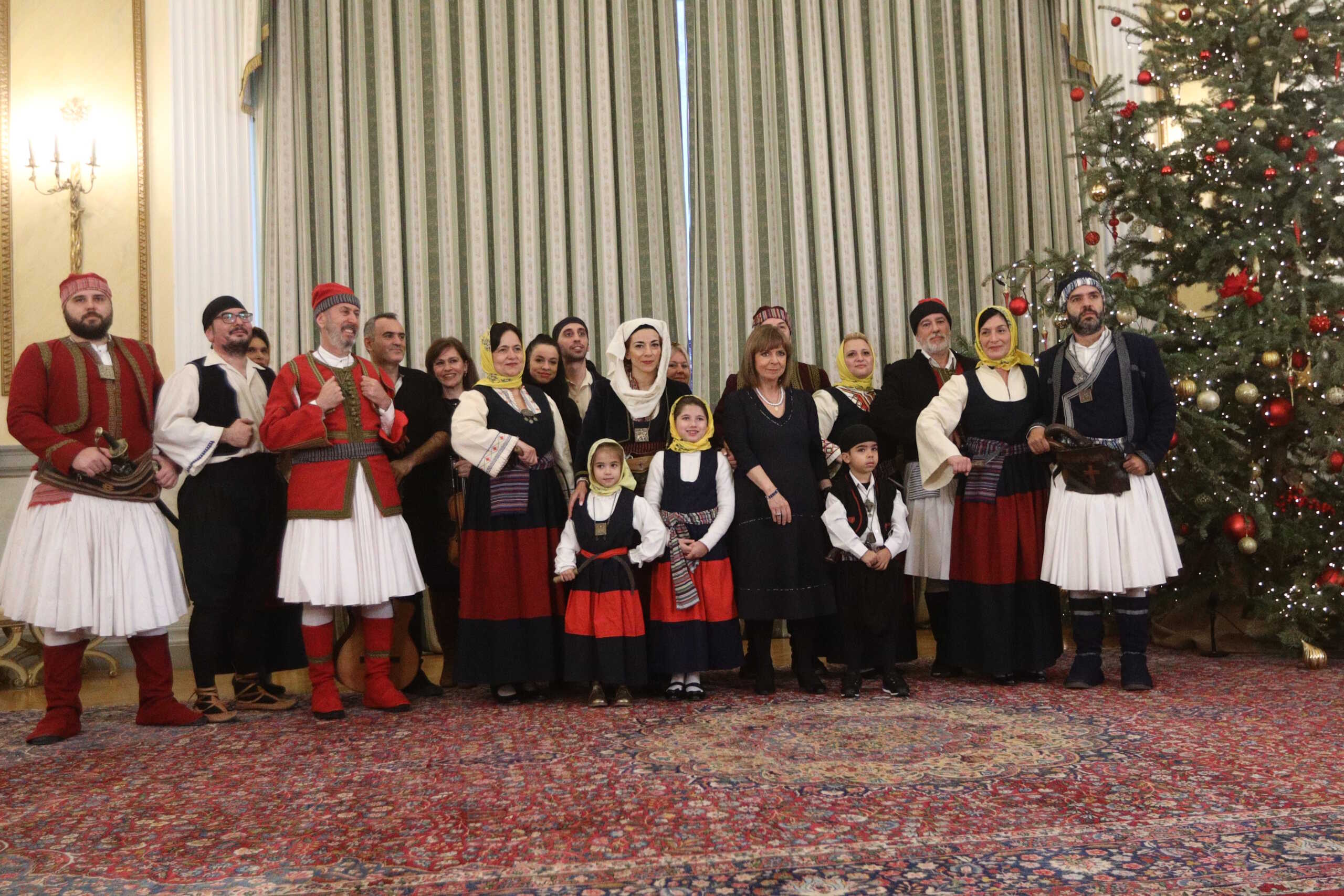 Έψαλλαν τα κάλαντα της Πρωτοχρονιάς στην Κατερίνα Σακελλαροπούλου – Εικόνες από το Προεδρικό Μέγαρο
