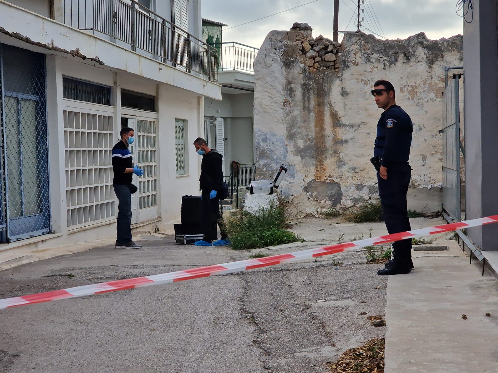 Είχε καταγγείλει τον σύντροφό της για κακοποίηση η 43χρονη που βρέθηκε νεκρή στη Σαλαμίνα