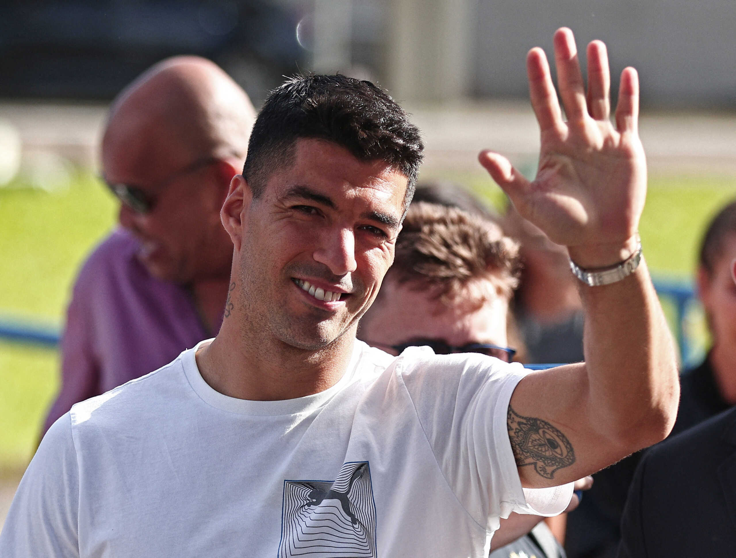 Soccer Football - Gremio's Luis Suarez Farewell - Aeropuerto Internacional Salgado Filho, Porto Alegre, Brazil - December 8, 2023 Luis Suarez waves to the fans outside the airport REUTERS
