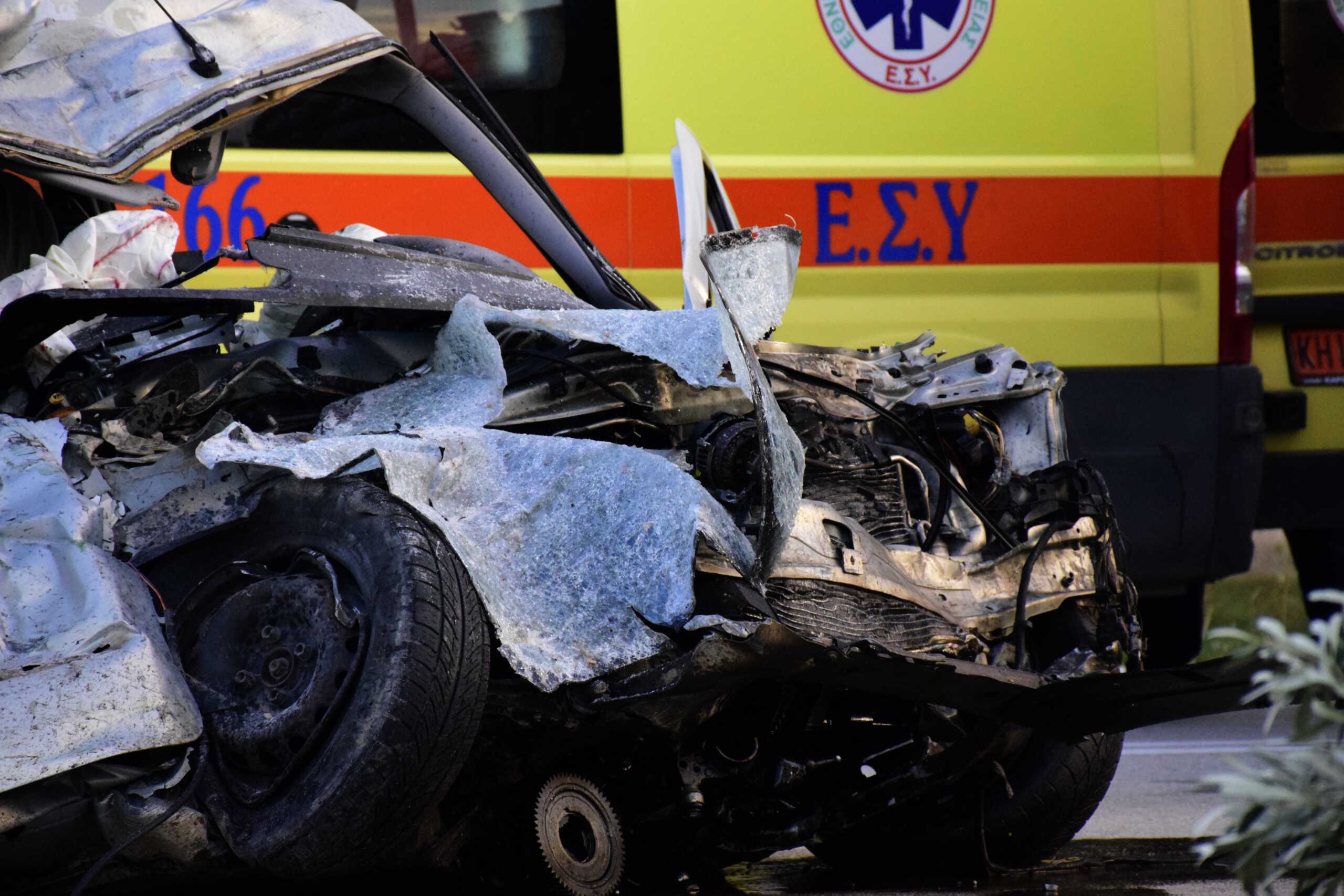 ΑΡΓΟΣ - Ι.Χ. επιβατικό ξέφυγε από την πορεία του μπήκε στο αντίθετο ρεύμα και συγκρούστηκε με διερχόμενο φορτηγό στην Παλαιά Εθνική Κορίνθου Άργους, στα Φίχτια.  Αποτέλεσμα ο θανάσιμος τραυματισμός του οδηγού του ΙΧ.  Σύμφωνα με τις πρώτες πληροφορίες ο οδηγός του επιβατικού έχασε τον έλεγχο του οχήματος του πέρασε στο αντίθετο ρεύμα και συγκρούστηκε με το φορτηγό πάρα την προσπάθεια που έκανε ο οδηγός του φορτηγού βγάζοντας κυριολεκτικά το όχημα του εκτός δρόμου. Έρευνες για το δυστύχημα διενεργεί η Τροχαία Άργους. (EUROKINISSI - ΒΑΣΙΛΗΣ ΠΑΠΑΔΟΠΟΥΛΟΣ)
