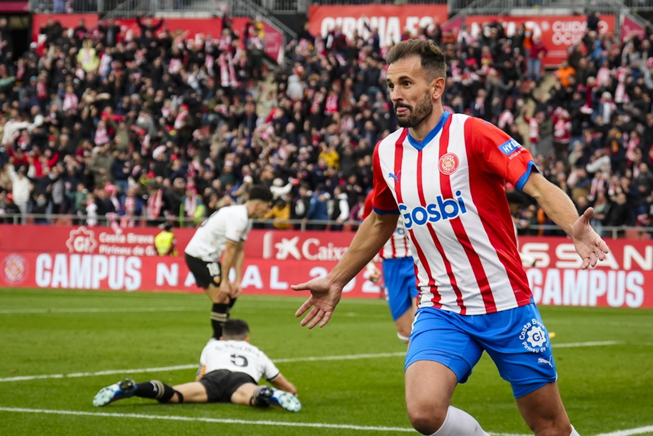 epa11007454 Girona's Uruguayan striker Christian Stuani celebrates his team's first goal against Valencia, during their LaLiga game at Montilivi Stadium in Girona, Catalonia, northeastern Spain, 02 December 2023.  EPA