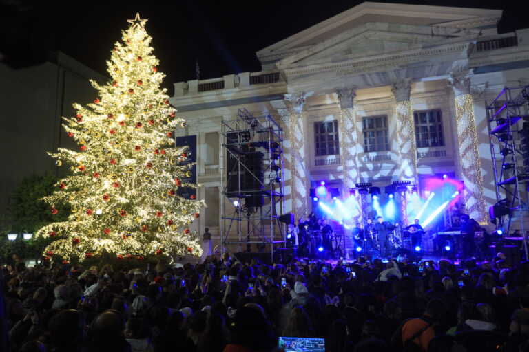 Έλαμψε ο Πειραιάς: Άναψε το πιο φωτεινό χριστουγεννιάτικο δέντρο με Ρούλα Κορομηλά και Πάνο Κιάμο