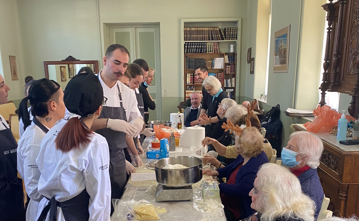 Γηροκομείο Αθηνών: Φοιτητές ζαχαροπλαστικής έφτιαξαν γιορτινά γλυκά με τους φιλοξενούμενους