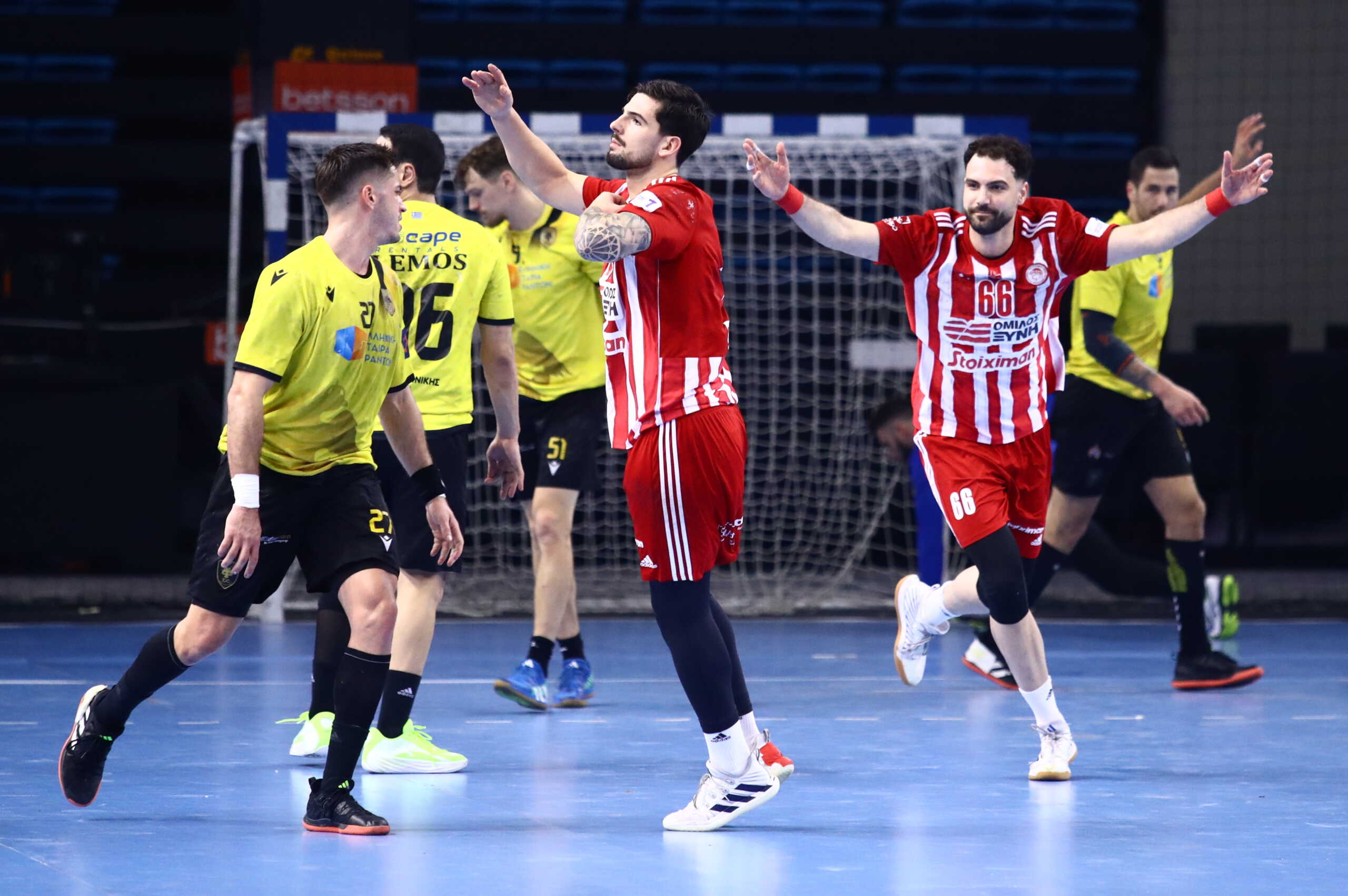ΑΕΚ – Ολυμπιακός 23-27: Διπλό και πρώτη θέση για τους Πειραιώτες στην Handball Premier