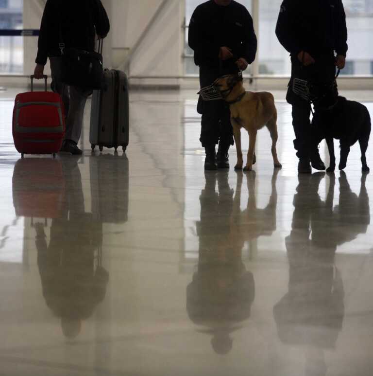 Δείτε τι έκρυβε το μπουφάν άντρα που συνελήφθη στο αεροδρόμιο «Μακεδονία» της Θεσσαλονίκης