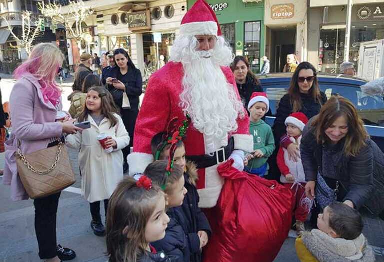 Ο Άγιος Βασίλης έφτασε με περιπολικό σε πλατεία της Κοζάνης για να μοιράσει δώρα σε παιδιά
