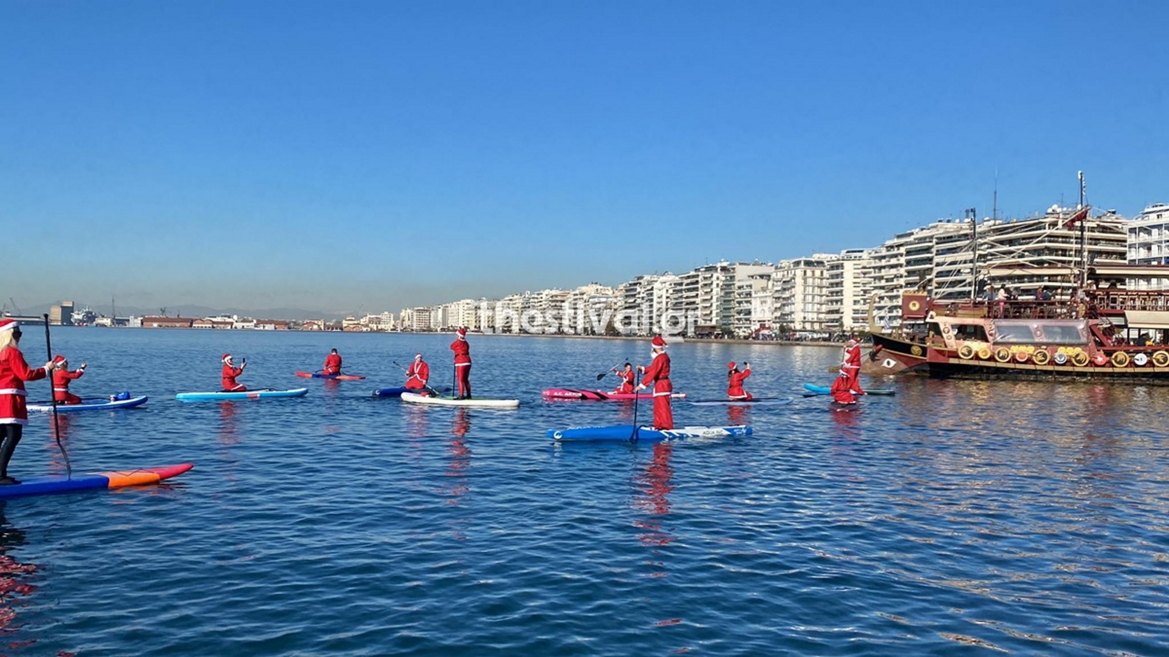 Θεσσαλονίκη: Ντυμένοι Άγιοι Βασίληδες διέσχισαν τον Θερμαϊκό κάνοντας SUP